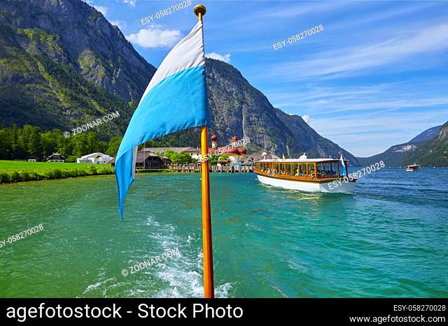 Bootsfahrt auf dem Königssee mit Blick auf die berühmte Wallfahrtskirche St. Bartholomä und der bayerischen Fahne. In Deutschland, Bayern