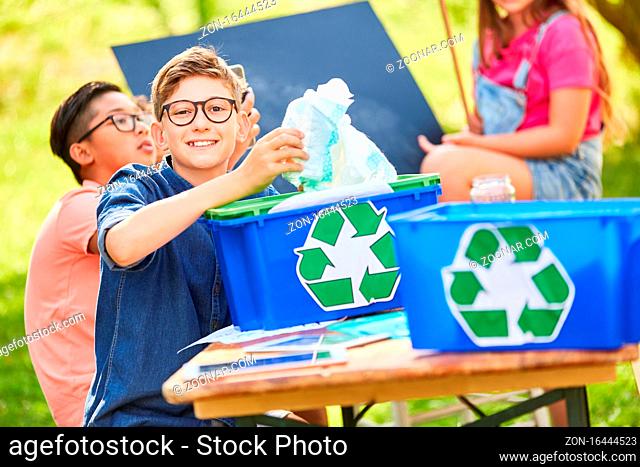 Kinder lernen Recycling und Umweltschutz in einem ökologischen Ferienlager im Sommer