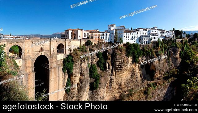 Die Puente Nuevo in Ronda, Andalusien, Spanien. The famous Puente Nuevo over the gorge El Tajo in Ronda, one of the famous white towns of Andalusia, Spain