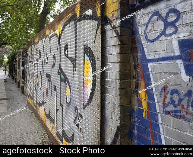 31 July 2023, Berlin: The rear entrance to the gastronomic establishments in Görlitzer Park has been blocked up with a special shed