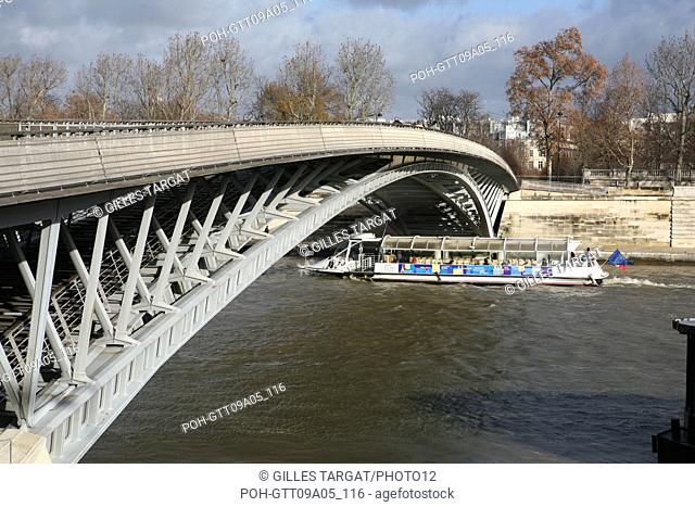 tourism, France, paris 7th arrondissement, passerelle leopold sedar senghor, originally named gateway of solferino, metal structure, bateau seine