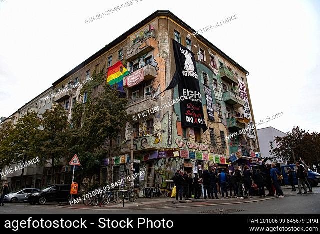 06 October 2020, Berlin: Numerous journalists take part in a press conference with residents of the house ""Liebig 34"", which is threatened by eviction