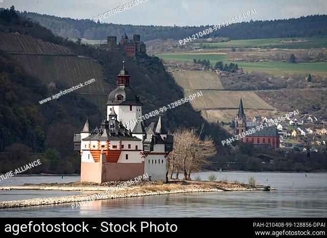 08 April 2021, Hessen, Kaub: Sunshine falls on the Pfalzgrafenstein Fortress, which stands in the middle of the Rhine between Hesse and Rhineland-Palatinate
