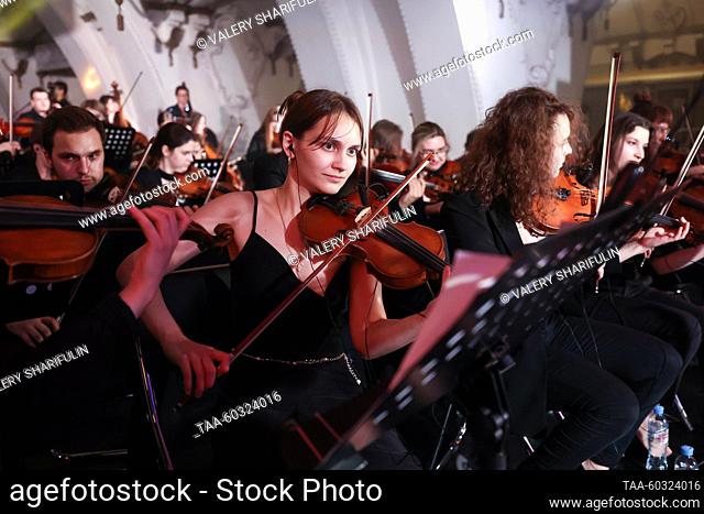RUSSIA, MOSCOW - JULIO 8, 2023: Los músicos de la Orquesta Imperialis realizan durante un concierto en la estación de Arbatskaya del Metro de Moscú conmemorando...