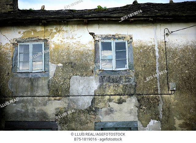 fachada de casa de pueblo en España decadente en ruinas , house facade in Spain decaying ruins