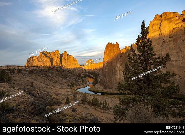 Red rock walls at sunrise, course of the Crooked River, canyon with rock formations, The Red Wall, Smith Rock State Park, Oregon, USA, North America