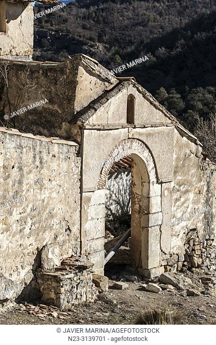 Entrance door in a farmhouse, Mora de Rubielos, Teruel province, Spain