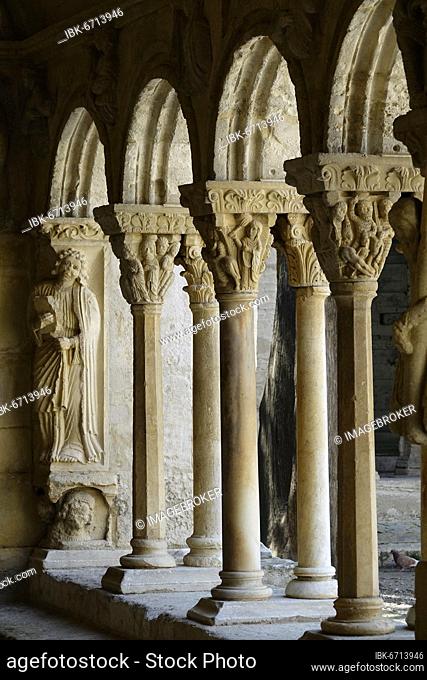 Cloister, Romanesque former Benedictine abbey church Eglise Saint-Trophime, Arles, department Bouches-du-Rhone, region Provence Alpes Cote d'Azur, France