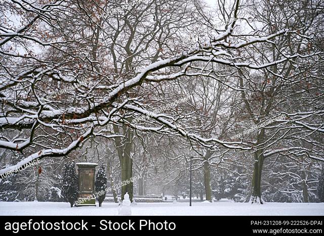 06 December 2023, Hamburg: Snow lies under the trees in Jacobipark. The park between Wandsbeker Chaussee and Hasselbrookstraße is just over six hectares in size...