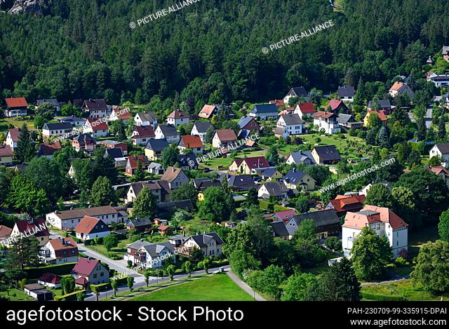 PRODUCTION - 06 July 2023, Saxony, Oybin: View from the fortress and monastery Oybin to the spa of the same name on the border with the Czech Republic and...