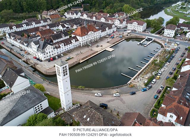 07 May 2019, Hessen, Bad Karlshafen: The new lock and jetties for sport boats can be seen in the harbour basin next to the town hall