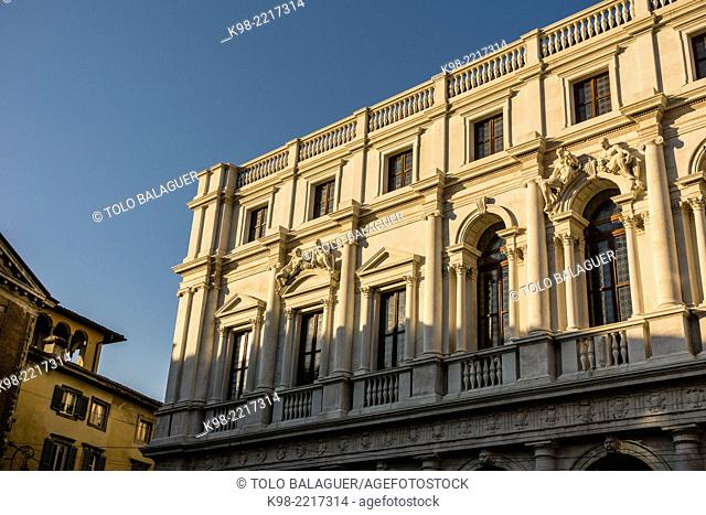 esculturas en la fachada del palacio nuevo, Biblioteca Civica Angelo Mai, plaza Vecchia, Ciudad alta, Bergamo, Lombardia, Italy