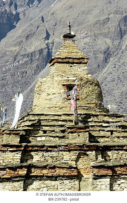 Stupa with mountain slope Nar Nar-Phu Annapurna Region Nepal
