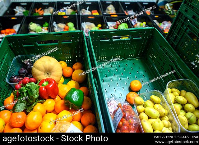 PRODUCTION - 14 December 2022, Saxony-Anhalt, Schönebeck: Baskets of fruit and vegetables donated by supermarkets stand in the warehouse of the...