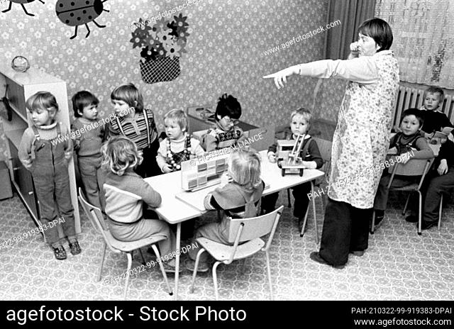18 February 1982, Saxony, Sausedlitz: Girls and boys playing in a kindergarten in the district of Delitzsch at the beginning of 1982