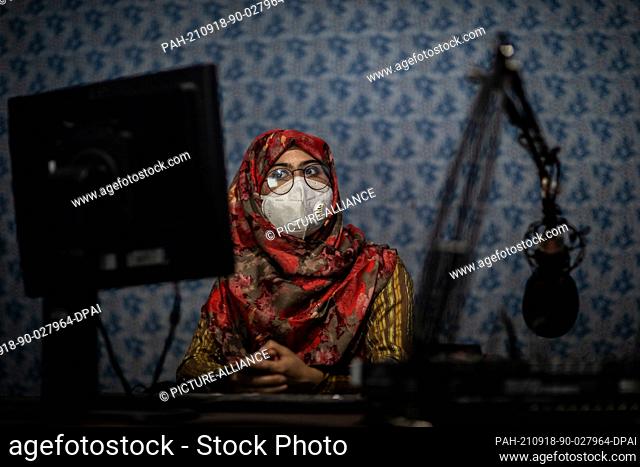 18 September 2021, Afghanistan, Kunduz: 20-year old Afghani radio journalist Nadia Safi looks at a screen of the studio of Radio Zohra (English: Venus)