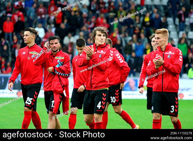 Applaus für die Fans, artig bedanken sich die Freiburger Spieler für die lautstarke Unterstützung beim 0:0 gegen Pokalsieger Dortmund -  1