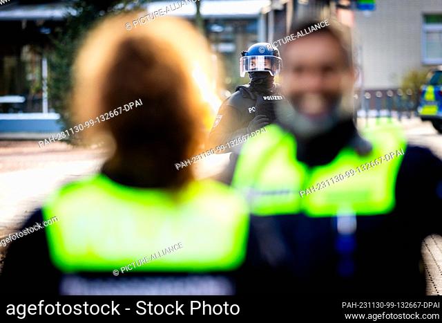 30 November 2023, Lower Saxony, Lehrte: Police officers are deployed in front of a job center. The police have arrested a suspect who is said to have been...