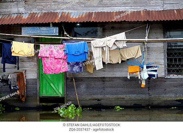 AufgehÃ¤ngte WÃ¤sche an altem Holzhaus in den KanÃ¤len von Banjarmasin - Laundry hung out at old Wooden Houses in the Canals of Banjarmasin, Indonesia