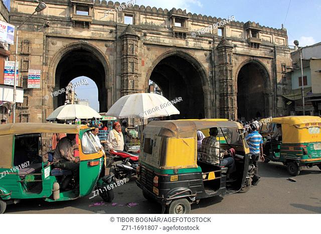 India, Gujarat, Ahmedabad, Teen Darwaja gate, autorickshaws