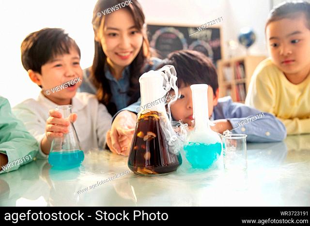 The children do science experiments