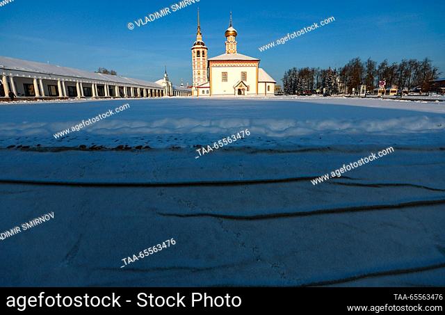 RUSSIA, VLADIMIR REGION - DECEMBER 8, 2023: A view of the Resurrection Church in Torgovaya Square in the town of Suzdal on a frosty winter day