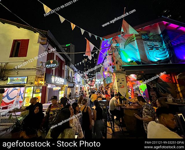 30 September 2023, Singapore, Singapur: The famous Haji Lane in the Kampong Glam district is lined with fashion boutiques, street art and trendy cafés