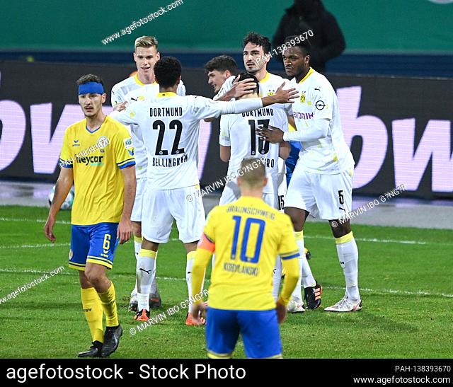 jubilation 0: 1 left to right Steffen Tigges (BVB), Jude Bellingham (BVB), Raphael Guerreiro (BVB), goalschuetze Mats Hummels (BVB) and Dan-Axel Zagadou (BVB)