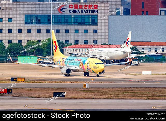 Shanghai, China ? 28. September, 2019: Ein Boeing 737-800 der China Eastern Airlines mit dem Kennzeichen B-1316 in der Duffy and Friends Sonderbemalung auf dem...