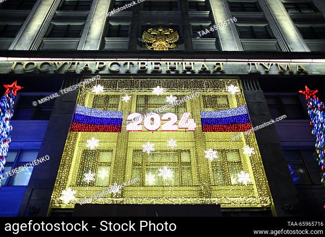 RUSSIA, MOSCOW - 21 de diciembre de 2023: Las luces de cuerda adornan el edificio de la Duma Estatal. Mikhail Tereshchenko/TASS