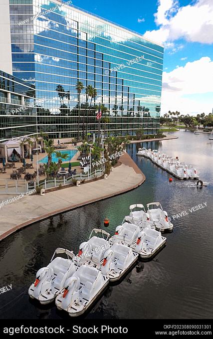 A recreation complex in front of a hotel in Long Beach, Southern California. Artificial water surface with swan-shaped pedal boats (CTK Photo/Pavel Vesely)