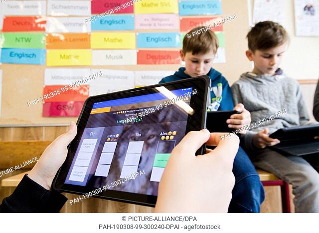 07 March 2019, Lower Saxony, Gehrden: Pupils of a 5th grade learn English with iPads at the Oberschule Gehrden in the Hannover region