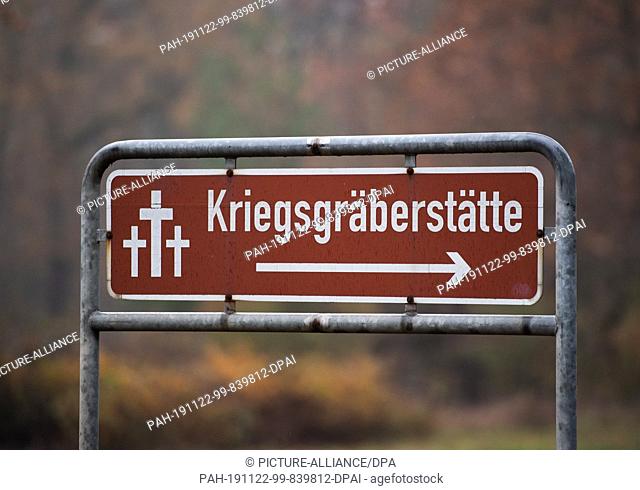 21 November 2019, Brandenburg, Potsdam: A sign ""Kriegsgräberstätte"" shows the way to the Soviet cemetery in a wooded area on the Bundesstraße 2 between...