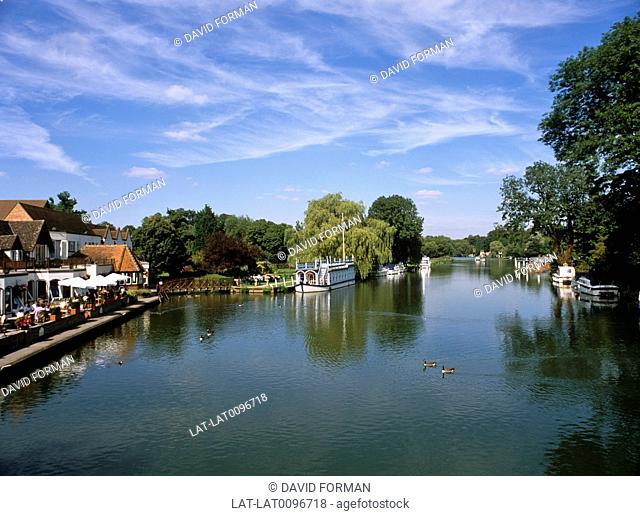 The River thames flows through Streatley in the Goring Gap and creates a border between Berkshire and Oxfordshire