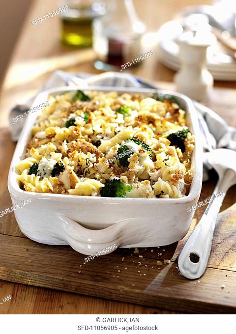 Chicken and broccoli gratin with fusilli pasta