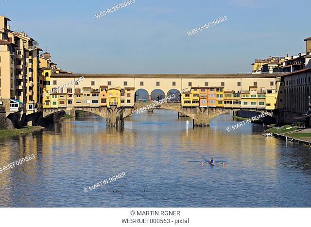 Italy, Tuscany, Florence, View of bridge Ponte Veccio on Arno River