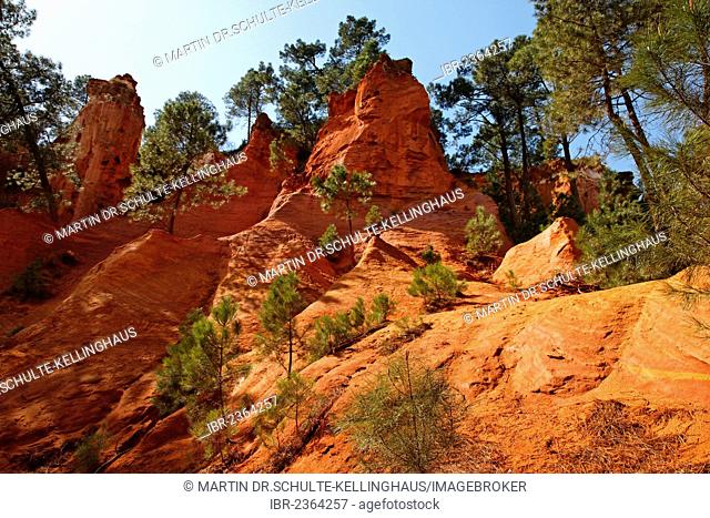 Ochre Cliffs of Roussillon, Apt, Provence region, Département Vaucluse, France, Europe