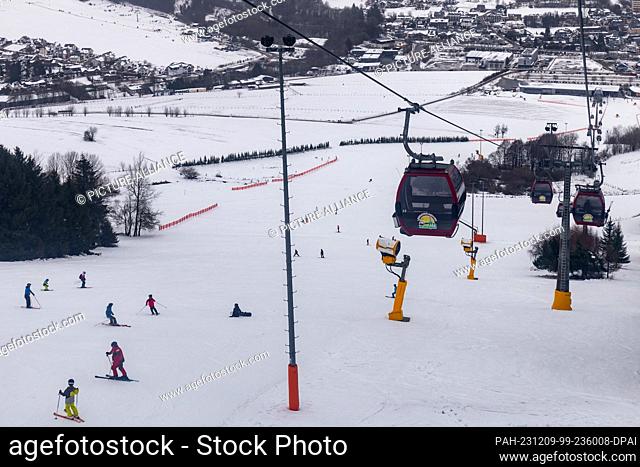 09 December 2023, Hesse, Willingen: Skiers swing down the slope on the 838-metre-high Ettelsberg in the Willingen ski area (Hochsauerland)