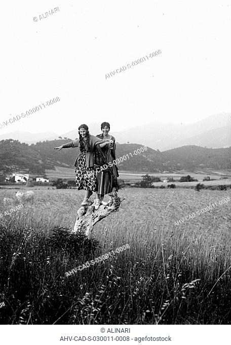 Pair of girls posing on a tree trunk, shot 17/06/1923 by Monteverde, Aurelio