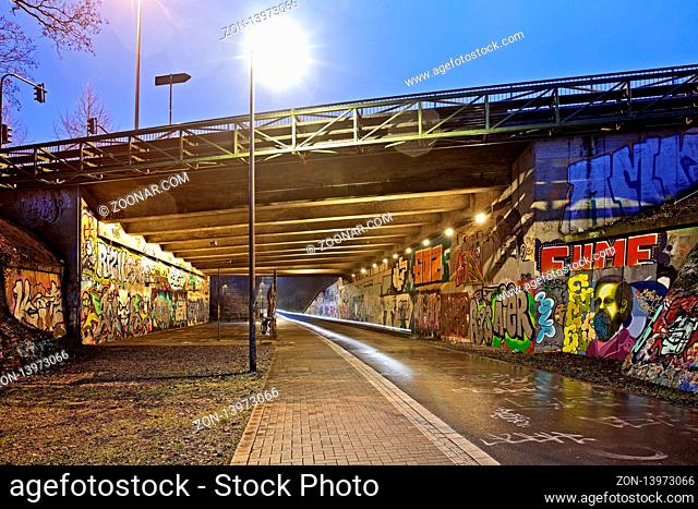 Nordbahntrasse am Abend, Wuppertal, Bergisches Land, Nordrhein-Westfalen, Deutschland, Europa