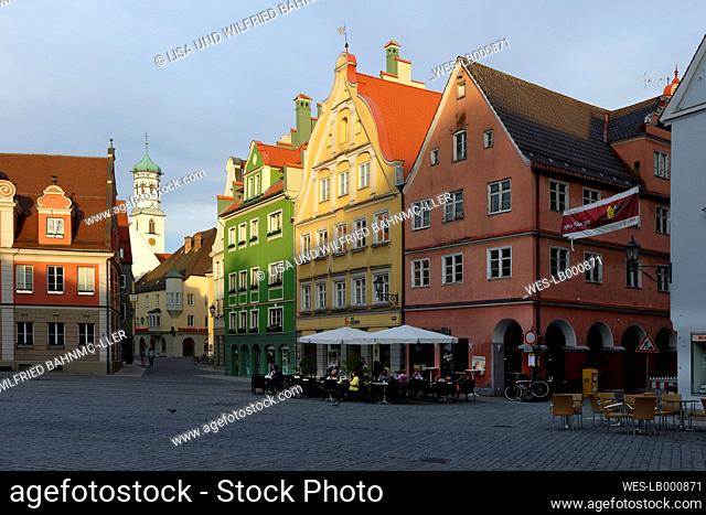 Germany, Bavaria, Memmingen, view to marketplace with church spire of monastery in the background