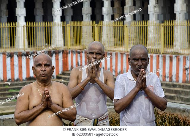 Pilgrims at the 22-stations-shower-circle around the Ramanathaswamy Temple, a ceremony for washing away little sins, Rameshwaram, Tamil Nadu, India, Asia