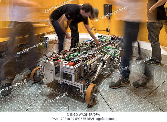 dpatop - Students of the joint HyperPod project of Oldenburg University and the Emden-Leer University of Applied Sciences prepare their magnetic railway...
