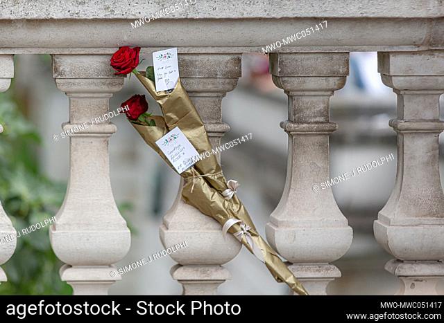 London, United Kingdom.11th September 2022. A large number of people have gathered to lay floral tributes at the gates of the Buckingham Palace as Britain...