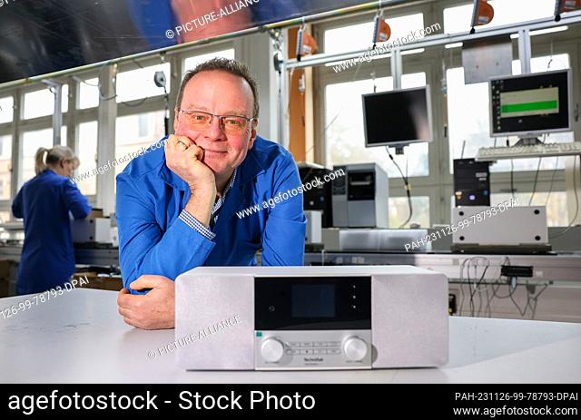 17 November 2023, Saxony, Schöneck: Steffen Gierth, plant manager, stands behind a digital radio 4c in the production facilities of TechniSat Vogtland GmbH