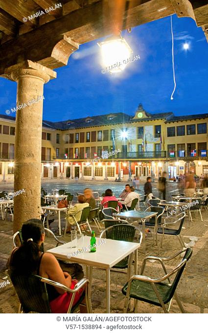 People sitting on terraces at Main Square, night view. Tordesillas, Valladolid province, Castilla León, Spain