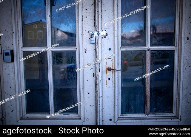 PRODUCTION - 17 January 2023, Mecklenburg-Western Pomerania, Sassnitz: A door on the listed former cultural center and cinema ""Haus Stubnitz"" is secured with...