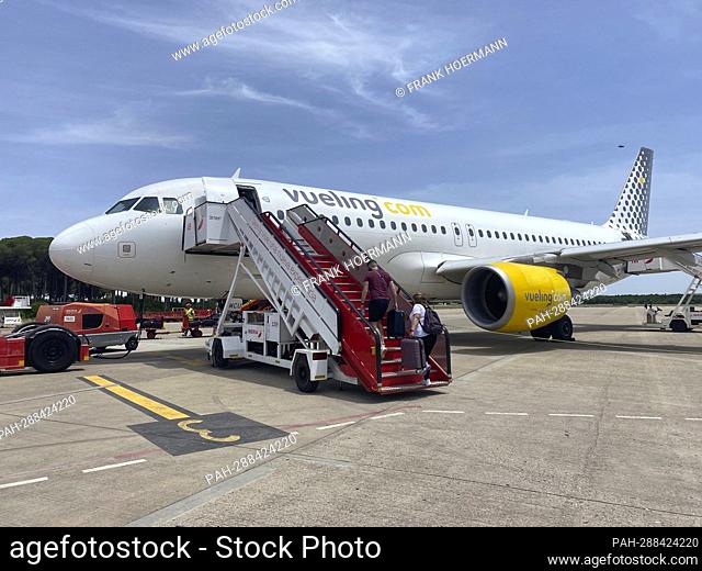 Vueling passenger jet Airbus A 320 stands after landing with gangway at Jerez de la Frontera Airport / Spain. - Jerez de la Frontera/Andalusien/Spanien
