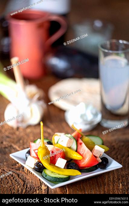 griechischer Salat auf dunklem Holz