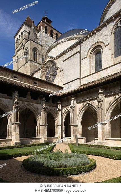 France, Lot, Cahors, Renaissance cloister of the Cathedral St Etienne and Heavenly Pre au part of the secret gardens of Cahors